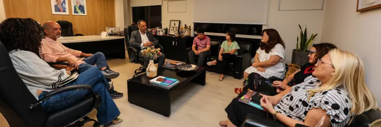 reunião do secretário com Amanda Lopes, primeira mulher a ser professora de pós-graduação com síndrome de dopwn do mundo