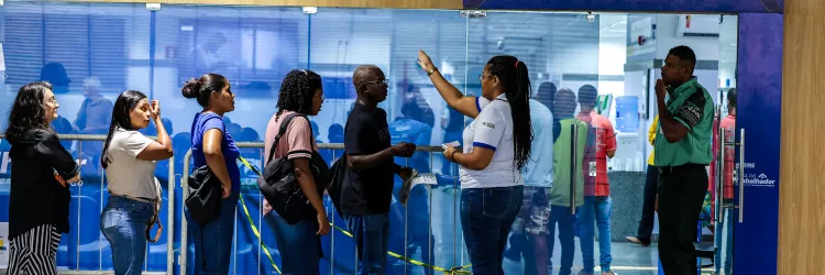 fila em frente ao SineBahia Pituaçu