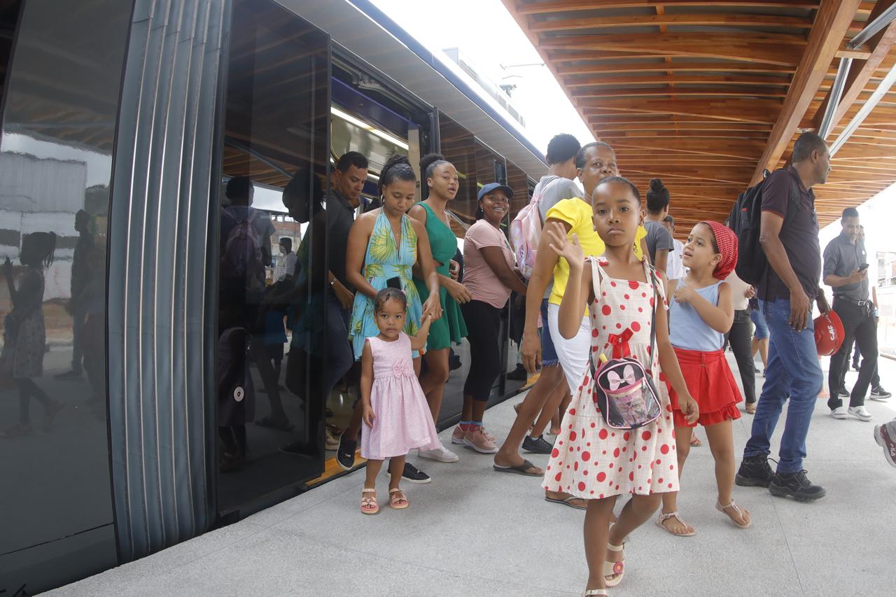 Moradores do Subúrbio Ferroviário participam da primeira viagem-teste do VLT com a comunidade, no trecho Calçada-Lobato