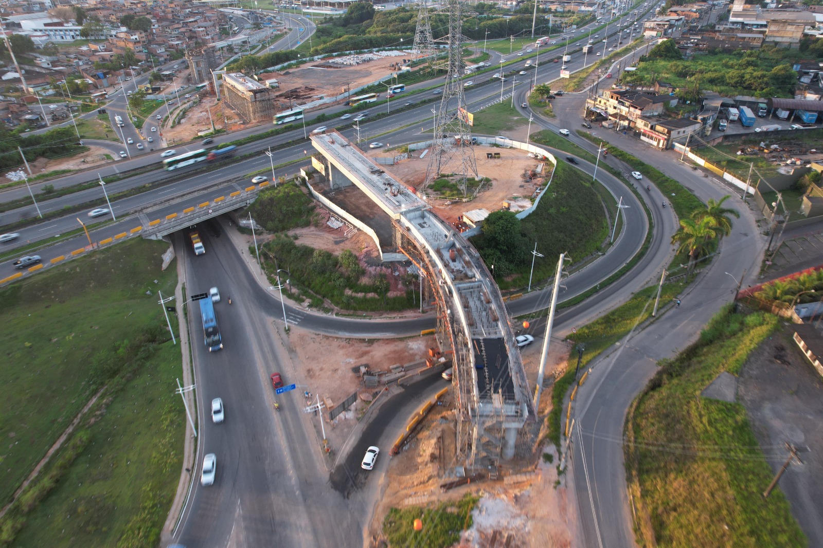 Obras do VLT avançam com lançamento de vigas de viaduto sobre a BR-324 e alteração temporária no trânsito