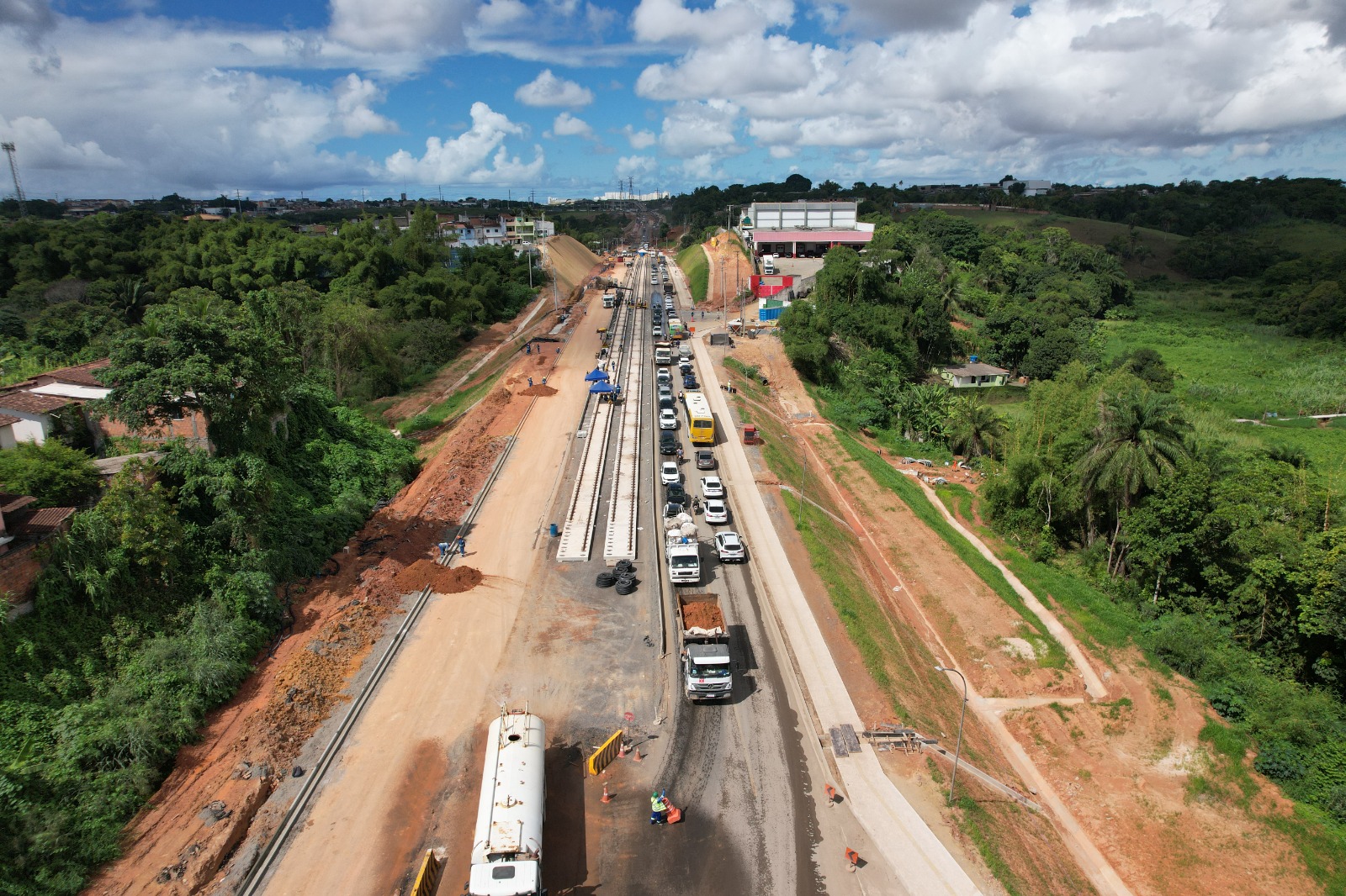 Obras do VLT avançam com intervenção viária na Estrada do Derba, em Salvador