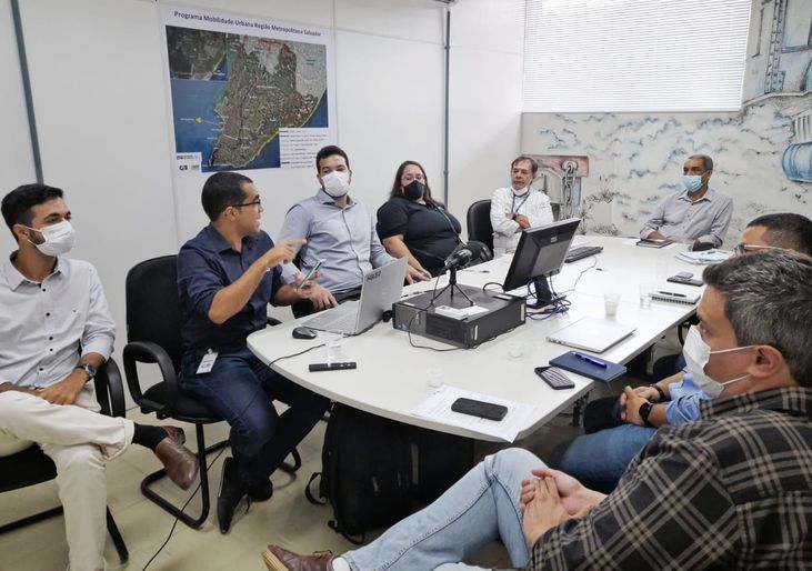 Na manhã desta quarta-feira (18), a Companhia de Transportes do Estado da Bahia (CTB) assinou ordem de serviço para continuar o monitoramento e fiscalização do operação do Sistema de Transporte Metroviário de Salvador e Lauro de Freitas. O ato autoriza a empresa Houer Consultoria e Concessões a desenvolver trabalhos voltados para a verificação do sistema, buscando garantir a excelência dos servidos prestados à comunidade, além de medir os impactos sociais do metrô.  “O sistema metroviário de Salvador e Lauro de Freiras é uma Parceria Público Privada (PPP) e monitorar o sistema  através de indicadores de desempenho é fundamental para qualquer PPP, pois eles estabelecem as características do serviço que a iniciativa privada deverá prestar. Nosso esforço é para que a população possa contar com um serviço de qualidade e excelência, por isso é importante que tenhamos uma verificação independente”, explicou o presidente da CTB, Carlos Martins.   Dentre os pontos pactuados a serem acompanhados e analisados estão questões relacionadas a segurança, tempo de espera dos usuários do sistema, satisfação do público, disponibilidade dos trens, além da infraestrutura das estações, dentre outros aspectos.