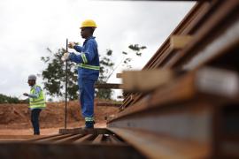 Primeiros trilhos para o Trecho 2 do VLT começam a ser descarregados