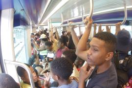 Moradores do Subúrbio Ferroviário participam da primeira viagem-teste do VLT com a comunidade, no trecho Calçada-Lobato