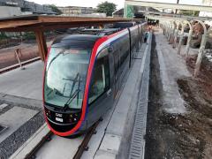 Moradores do Subúrbio Ferroviário participam da primeira viagem-teste do VLT com a comunidade, no trecho Calçada-Lobato