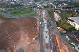 Obras do VLT avançam com lançamento de vigas de viaduto sobre a BR-324 e alteração temporária no trânsito