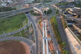 Obras do VLT avançam com lançamento de vigas de viaduto sobre a BR-324 e alteração temporária no trânsito