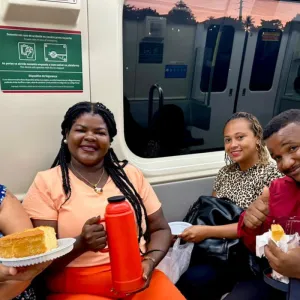 Amigos organizam café da manhã a bordo dos trilhos