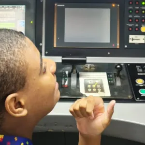 CCR Metrô Bahia promove viagem na cabine para dois jovens autistas
