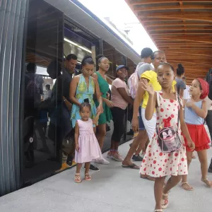Moradores do Subúrbio Ferroviário participam da primeira viagem-teste do VLT com a comunidade, no trecho Calçada-Lobato