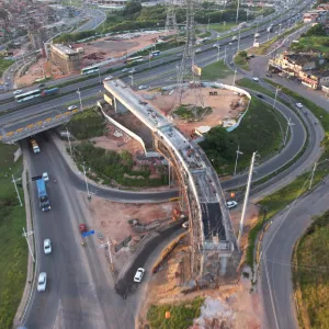 Obras do VLT avançam com lançamento de vigas de viaduto sobre a BR-324 e alteração temporária no trânsito