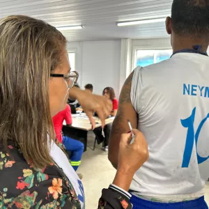 Vacinação no VLT reforça cuidado com a saúde dos trabalhadores no canteiro de Águas Claras