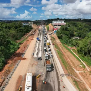 Obras do VLT avançam com intervenção viária na Estrada do Derba, em Salvador