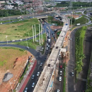 Obras do VLT avançam e alteram tráfego na BR-324 para lançamento de vigas