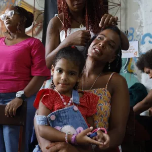 Comunidades do entorno das obras do VLT participam de ação especial em homenagem ao Dia das Mães