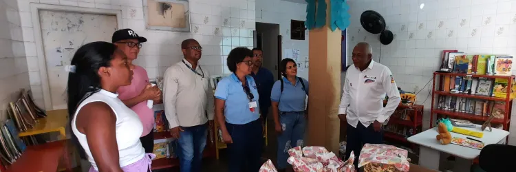 Equipes da CTB e do Consórcio Bahia Atlântico na Biblioteca Comunitária Condor Literária