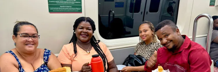 Amigos organizam café da manhã a bordo dos trilhos