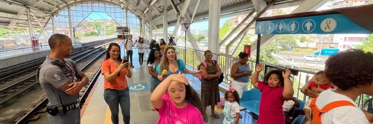 Crianças da APAE vivenciam experiência inclusiva no Metrô