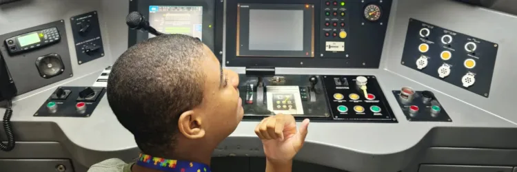 CCR Metrô Bahia promove viagem na cabine para dois jovens autistas