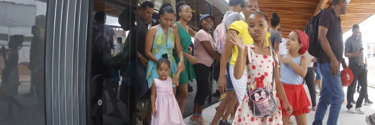 Moradores do Subúrbio Ferroviário participam da primeira viagem-teste do VLT com a comunidade, no trecho Calçada-Lobato