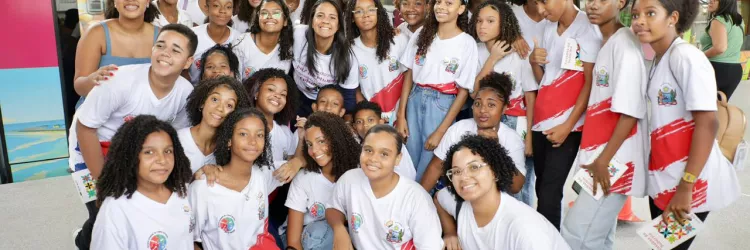 Circuito Educativo leva estudantes da rede estadual a conhecer o VLT e marca assinatura de cooperação para concurso de mobilidade