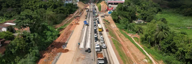 Obras do VLT avançam com intervenção viária na Estrada do Derba, em Salvador