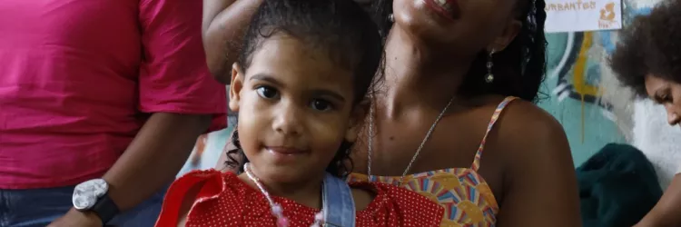 Comunidades do entorno das obras do VLT participam de ação especial em homenagem ao Dia das Mães