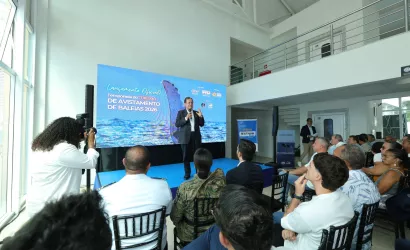 Bahia lança temporada 2026 de observação de baleias-jubarte com capacitação para profissionais do turismo