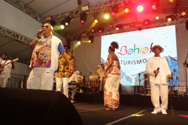 Baianos e turistas festejam o Dia Nacional do Samba no Pelourinho Foto Tatiana Azeviche Ascom SeturBA.png