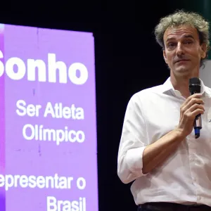 Até 600 sites de apostas online, as chamadas bets, poderão ser banidos do Brasil nos próximos dias se estiverem irregulares em relação à legislação aprovada pelo Congresso Nacional, disse hoje (30) o ministro da Fazenda, Fernando Haddad.  O bloqueio dos sites deverá ser feito pela Agência Nacional de Telecomunicações (Anatel). “A primeira providência será banir do espaço brasileiro as bets não regulamentadas. Há cerca de 500 ou 600 sites de apostas que vão sair do ar nos próximos dias, porque a Anatel vai b
