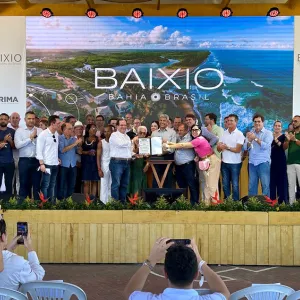A praia de Baixio, localizada no litoral norte da Bahia, será palco do maior investimento já realizado pelo setor turístico privado no Brasil. Com mais de R$ 5 bilhões destinados ao projeto, o complexo de luxo tem o potencial de posicionar a região como um dos principais destinos turísticos do país. Neste sábado (30), o governador Jerônimo Rodrigues, acompanhado da primeira-dama Tatiana Velloso, participou do lançamento da pedra fundamental do empreendimento, idealizado pelo Grupo Prima, e apresentou uma sé