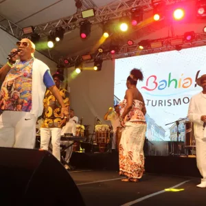 Baianos e turistas festejam o Dia Nacional do Samba no Pelourinho