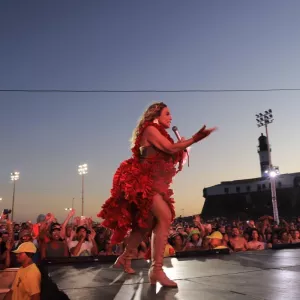 Turistas curtem primeiro anoitecer de 2026 em show gratuito de Daniela Mercury