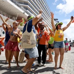 Maior cruzeiro da temporada chega a Salvador e passageiros são recebidos em clima de Carnaval