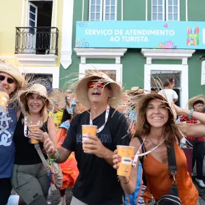 Turistas nacionais e estrangeiros aprovam São João da Bahia no Pelourinho