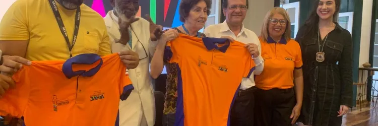 Setur-BA entrega novo fardamento para guias de turismo que atuam no estado