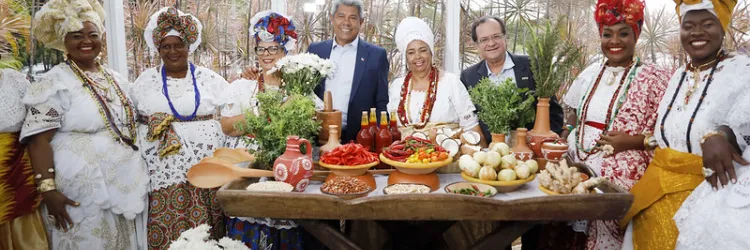 Baianas de acarajé e de receptivo recebem certificado de capacitação do Governo do Estado