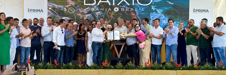 A praia de Baixio, localizada no litoral norte da Bahia, será palco do maior investimento já realizado pelo setor turístico privado no Brasil. Com mais de R$ 5 bilhões destinados ao projeto, o complexo de luxo tem o potencial de posicionar a região como um dos principais destinos turísticos do país. Neste sábado (30), o governador Jerônimo Rodrigues, acompanhado da primeira-dama Tatiana Velloso, participou do lançamento da pedra fundamental do empreendimento, idealizado pelo Grupo Prima, e apresentou uma sé