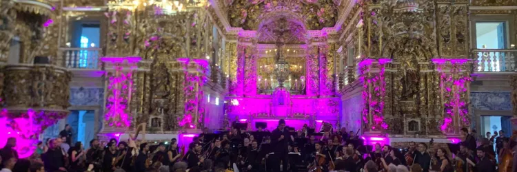 Turistas apreciam o concerto natalino da OSBA no Centro Histórico de Salvador