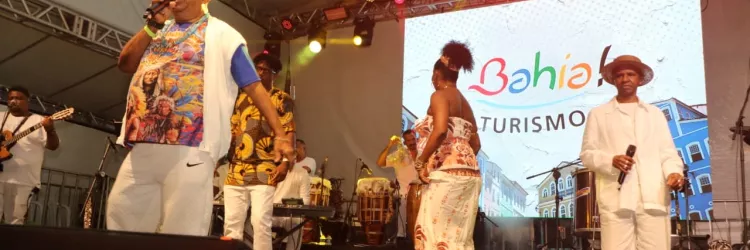 Baianos e turistas festejam o Dia Nacional do Samba no Pelourinho