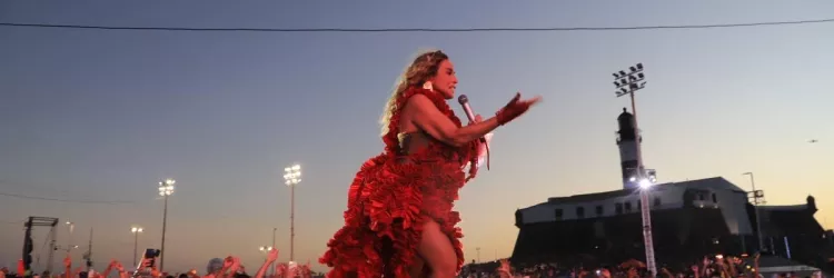 Turistas curtem primeiro anoitecer de 2026 em show gratuito de Daniela Mercury